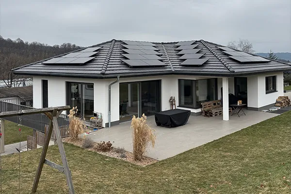 Referenz: neue Haustür und Fenster nach der Sanierung