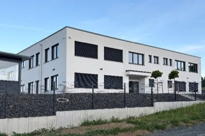 Moderne Fensterfront eines sanierten Wohnhauses