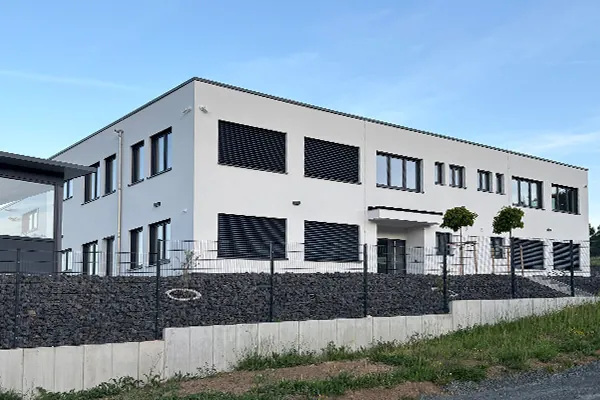 Referenz: moderne Fensterfront in einem sanierten Wohnhaus